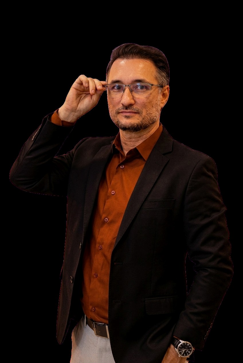 Cássio Magno ajustando os óculos