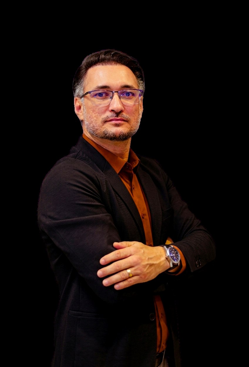 Cássio Magno sorrindo, de blazer